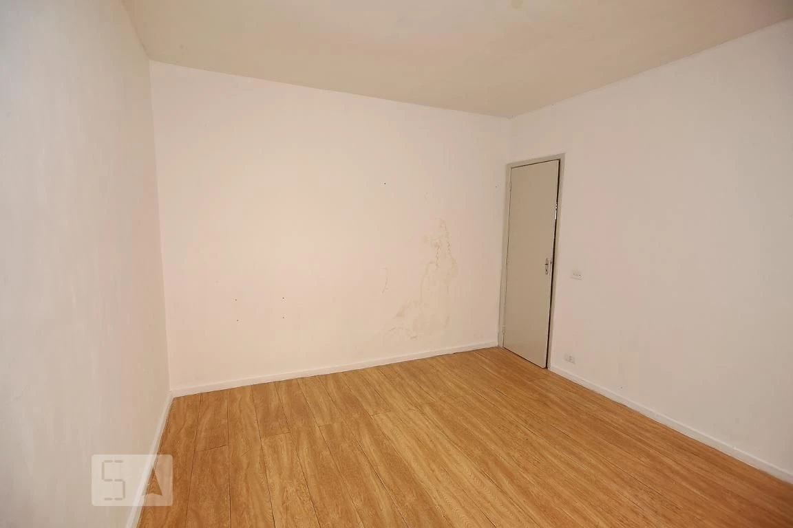 Wood or laminate floors in a 3-bedroom apartment, 88 m² — photo 10