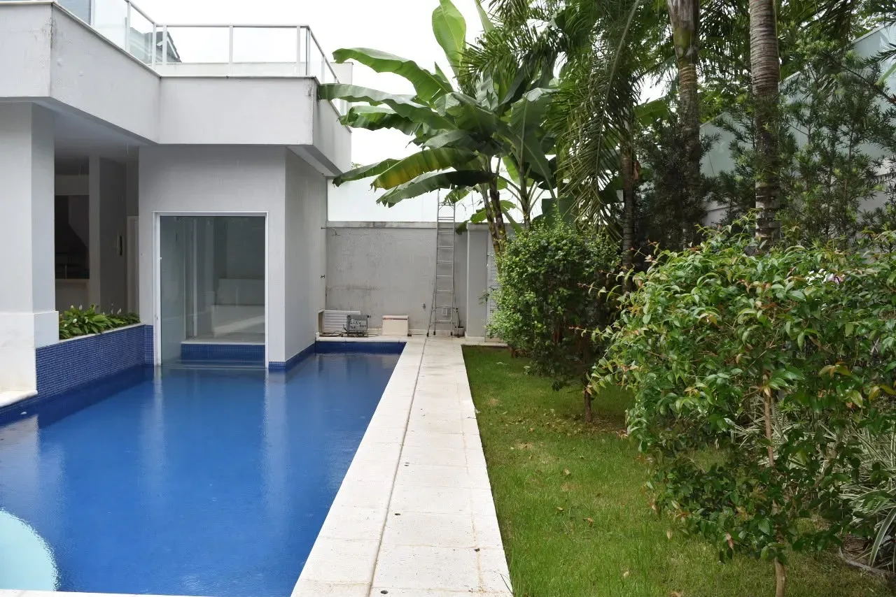 600 m² house with a private pool and a bathtub — photo 14