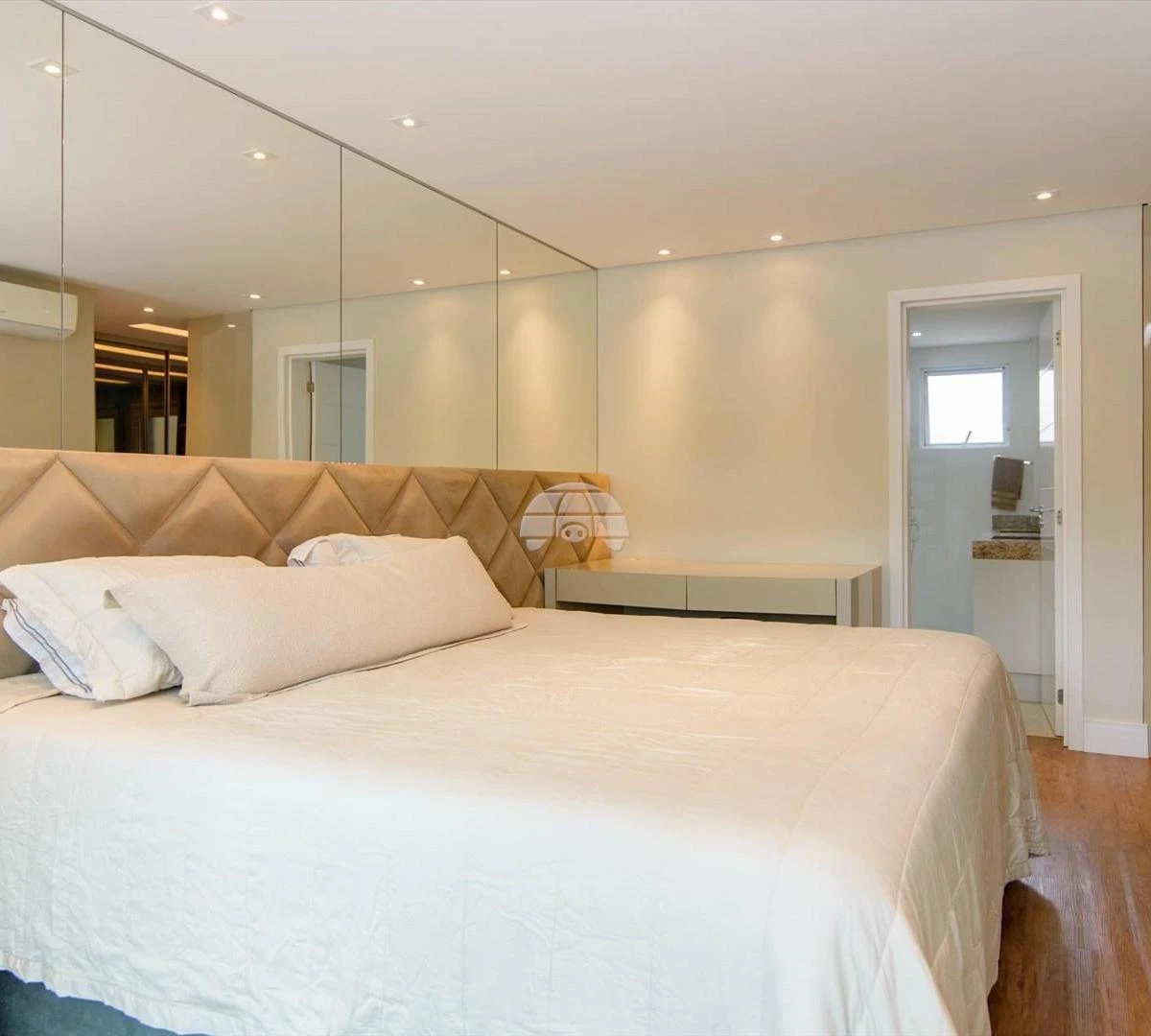 Furnished 3 en-suite apartment with open-plan kitchen — photo 44