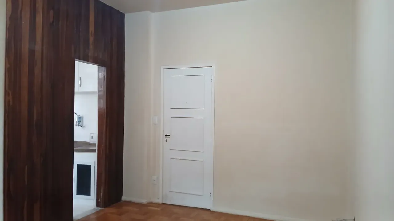 Walk-in closet in a one-bedroom apartment, 45 m² — photo 9