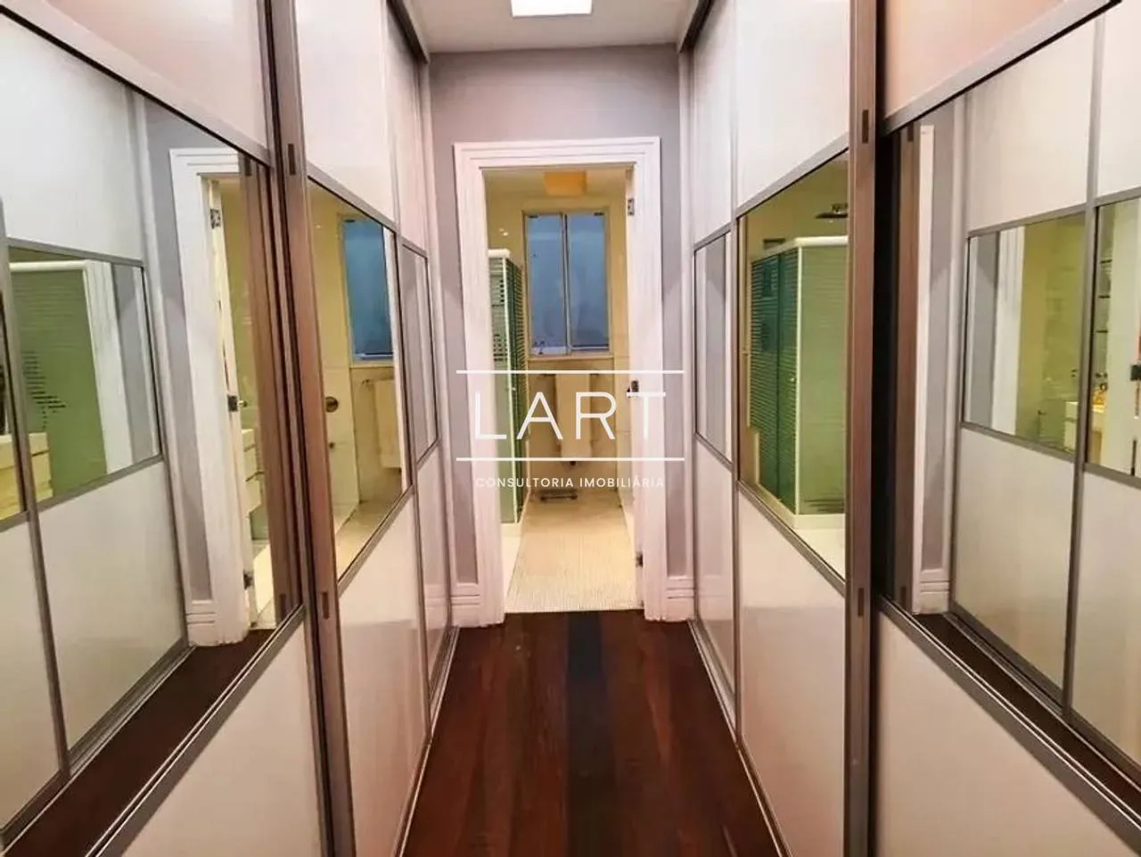Furnished apartment, 250 m², with floor-to-ceiling windows — photo 34