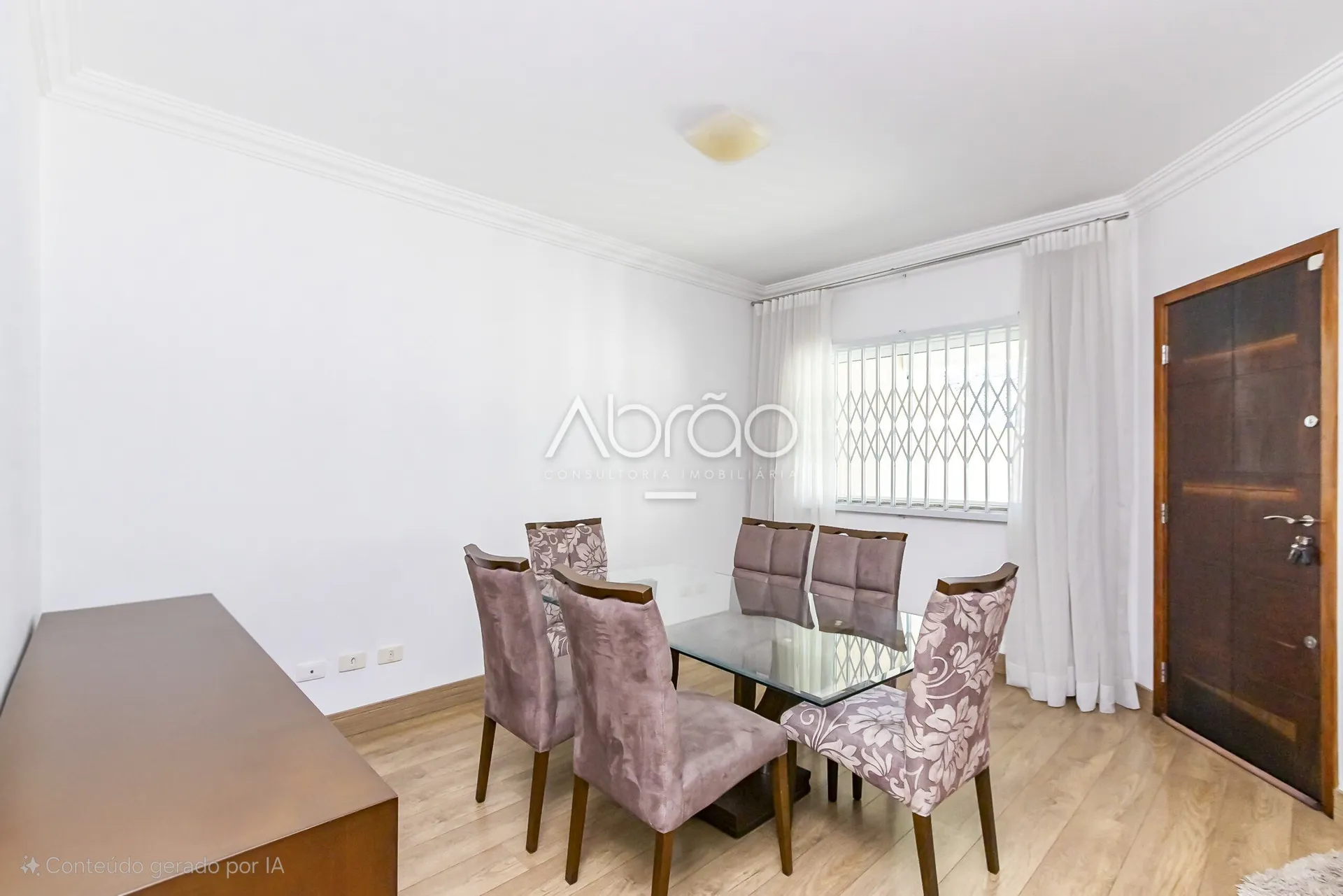 4-bedroom house with a fireplace — photo 5