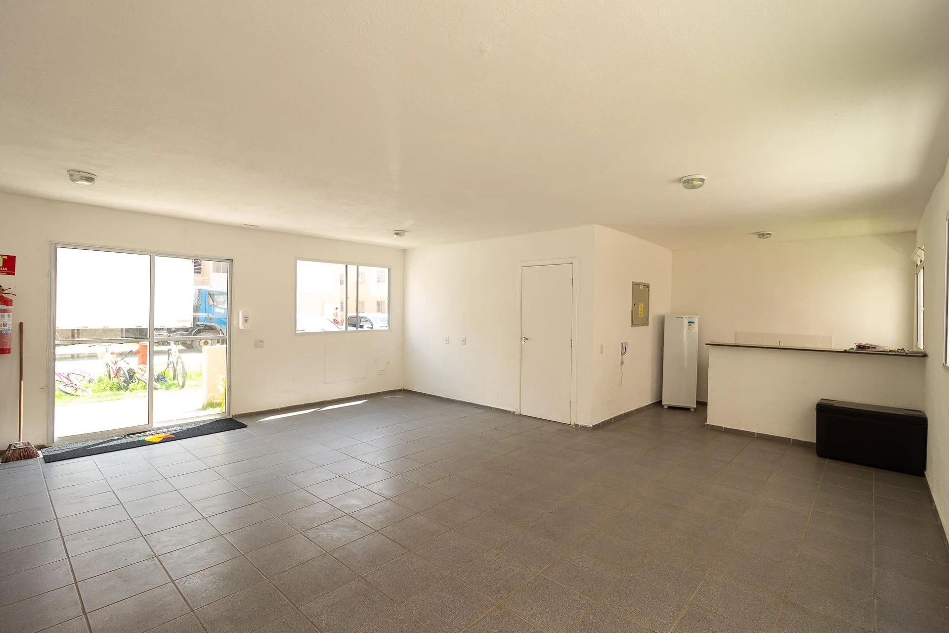 Furnished apartment with 2 bedrooms and an open kitchen — photo 46