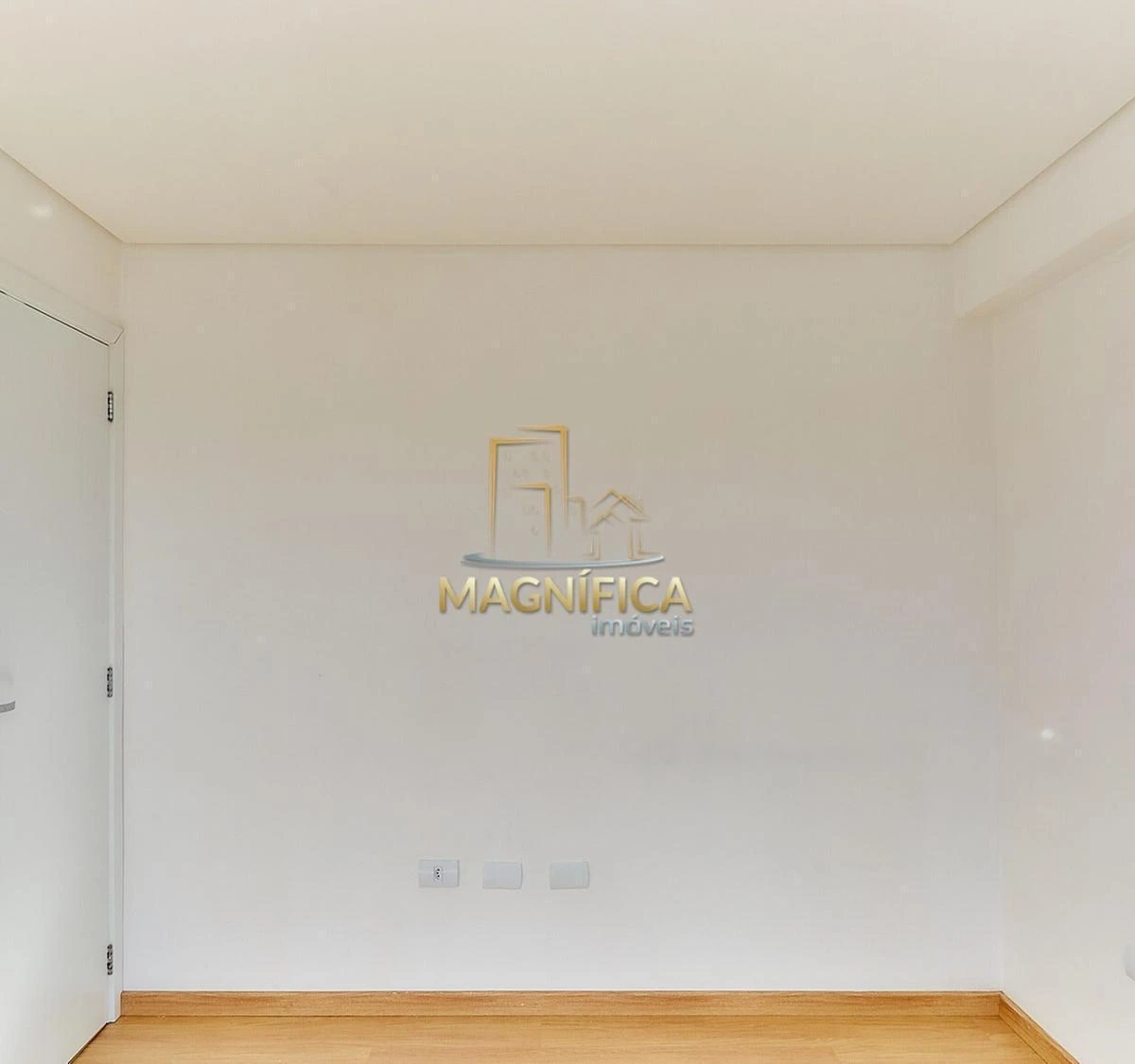 Wood or laminate floors in a one-bedroom apartment, 35 m² — photo 19