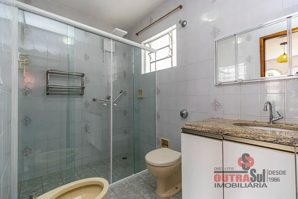 Casa, 215 m², com piso de madeira ou laminado — photo 14
