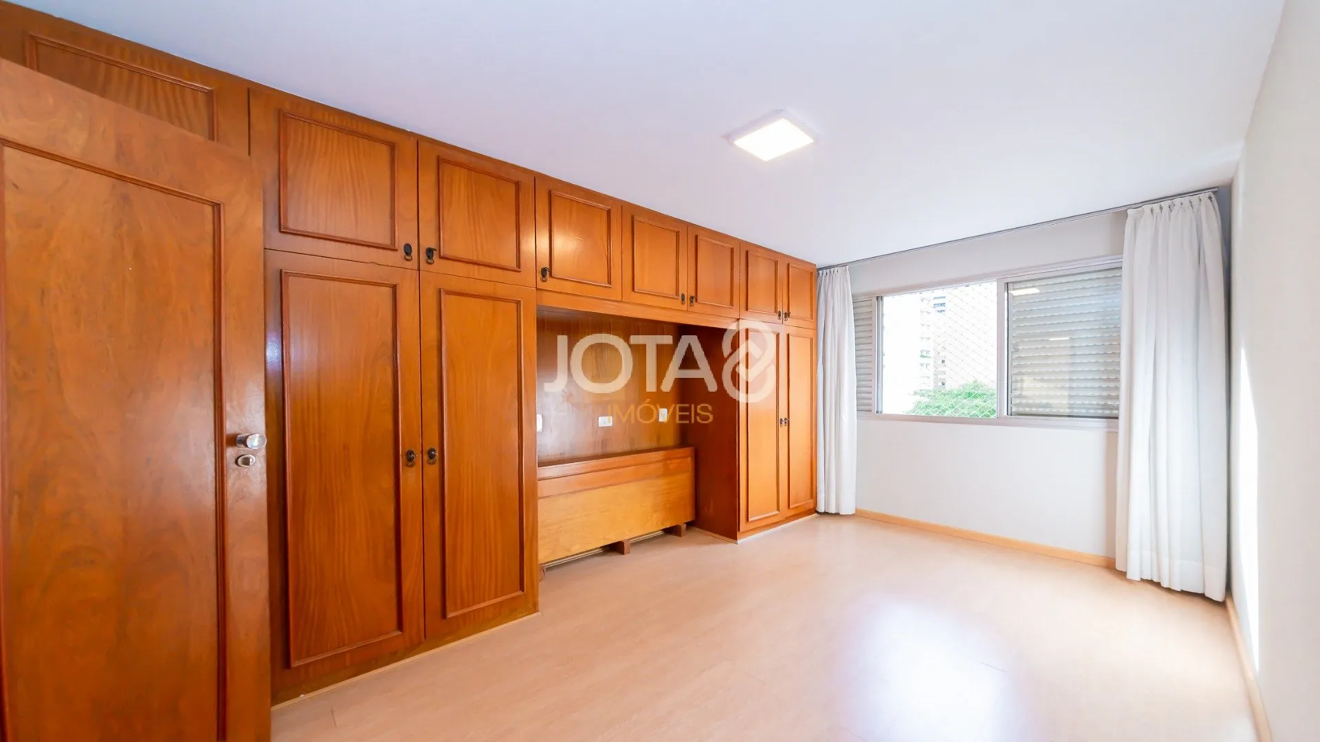 3-bedroom apartment with wood or laminate floors in Curitiba — photo 21