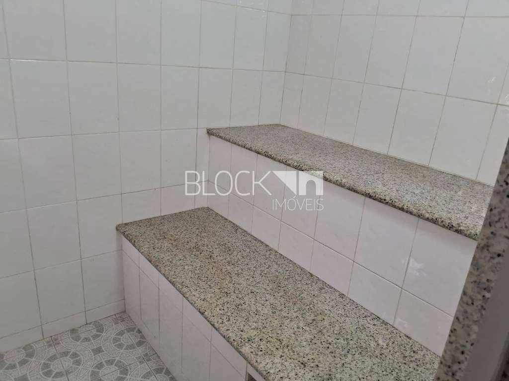 House with 3 bedrooms including 1 suite and 4 baths — photo 27