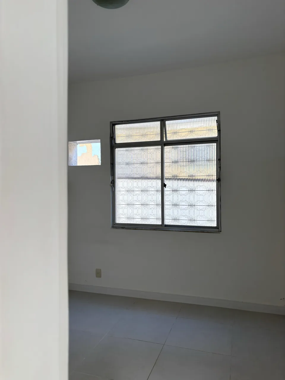 Unfurnished house with a glass shower and electric showerhead — photo 9