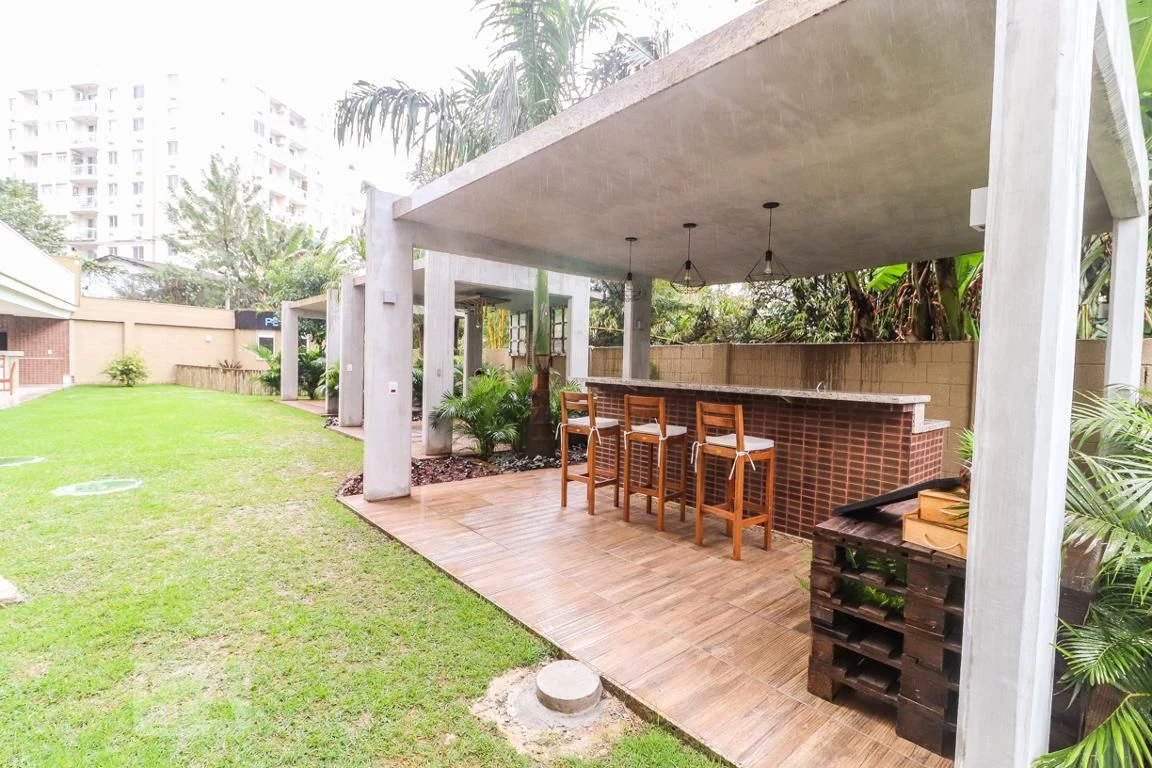 Furnished 1-bedroom apartment with a glassed balcony — photo 44