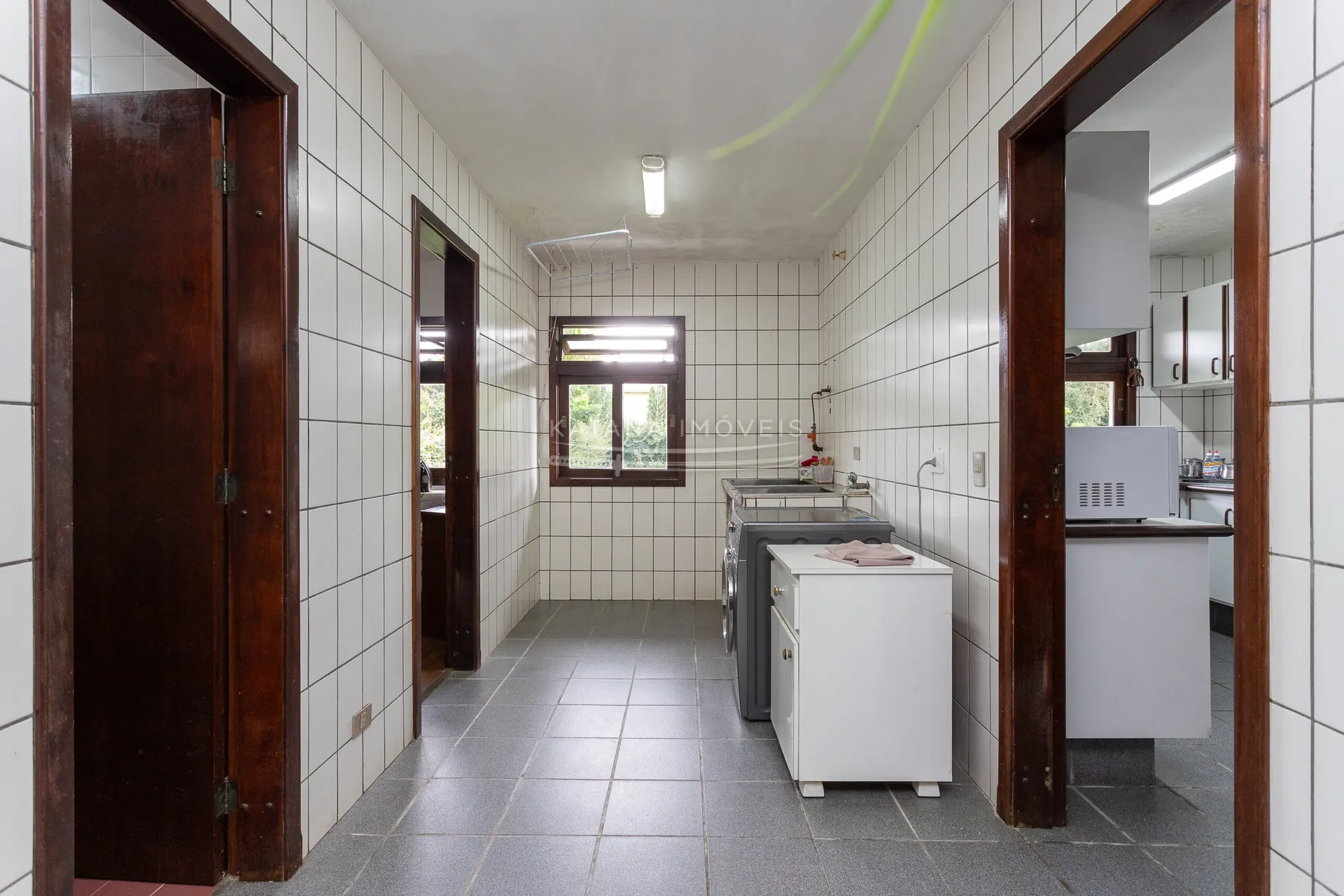 House with a closed kitchen and gas stove, 4 bedrooms — photo 32