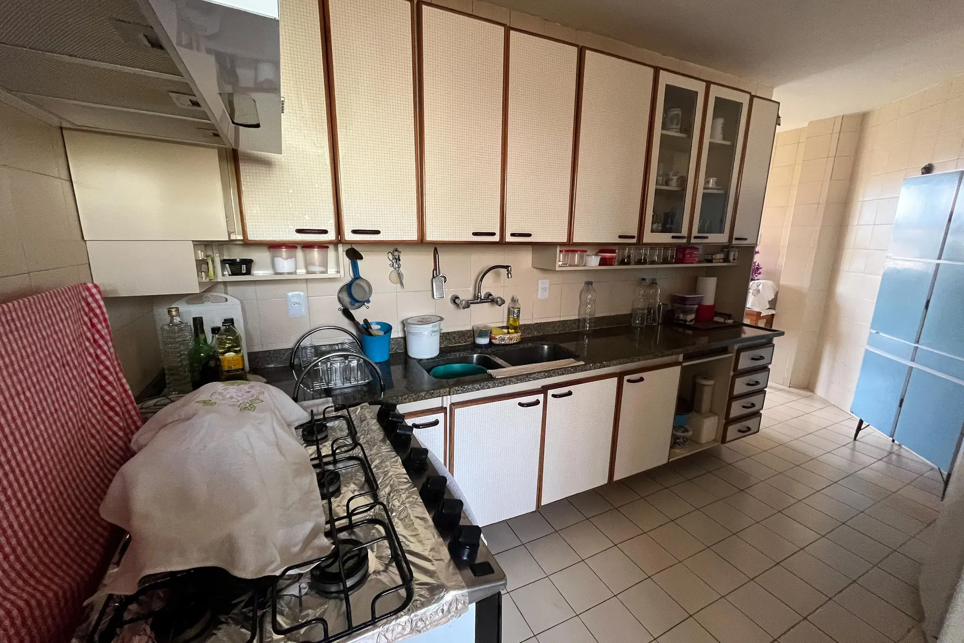 Furnished 3-bedroom apartment with laundry area — photo 9