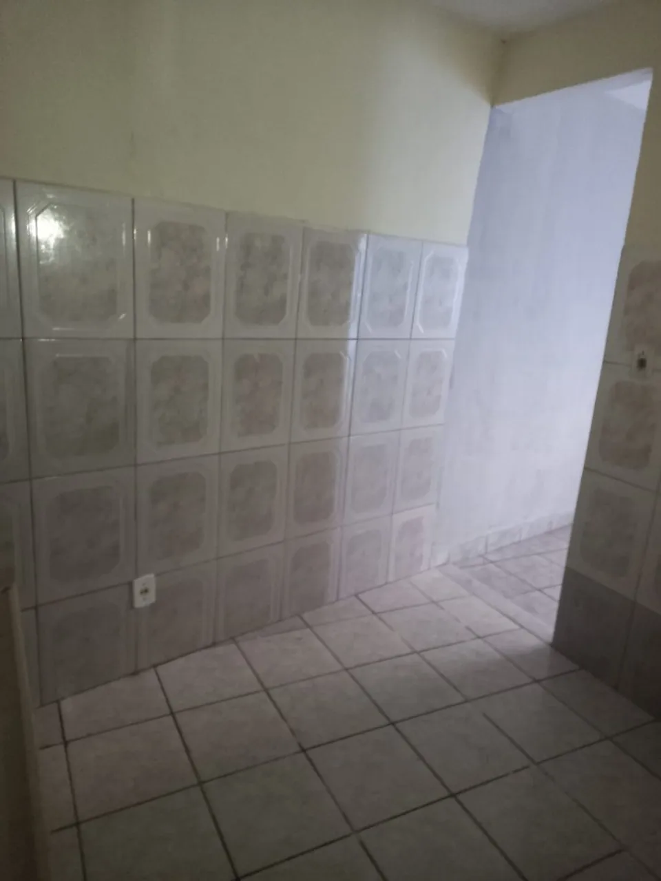 Estúdio sem mobília com chuveiro elétrico e 1 quarto