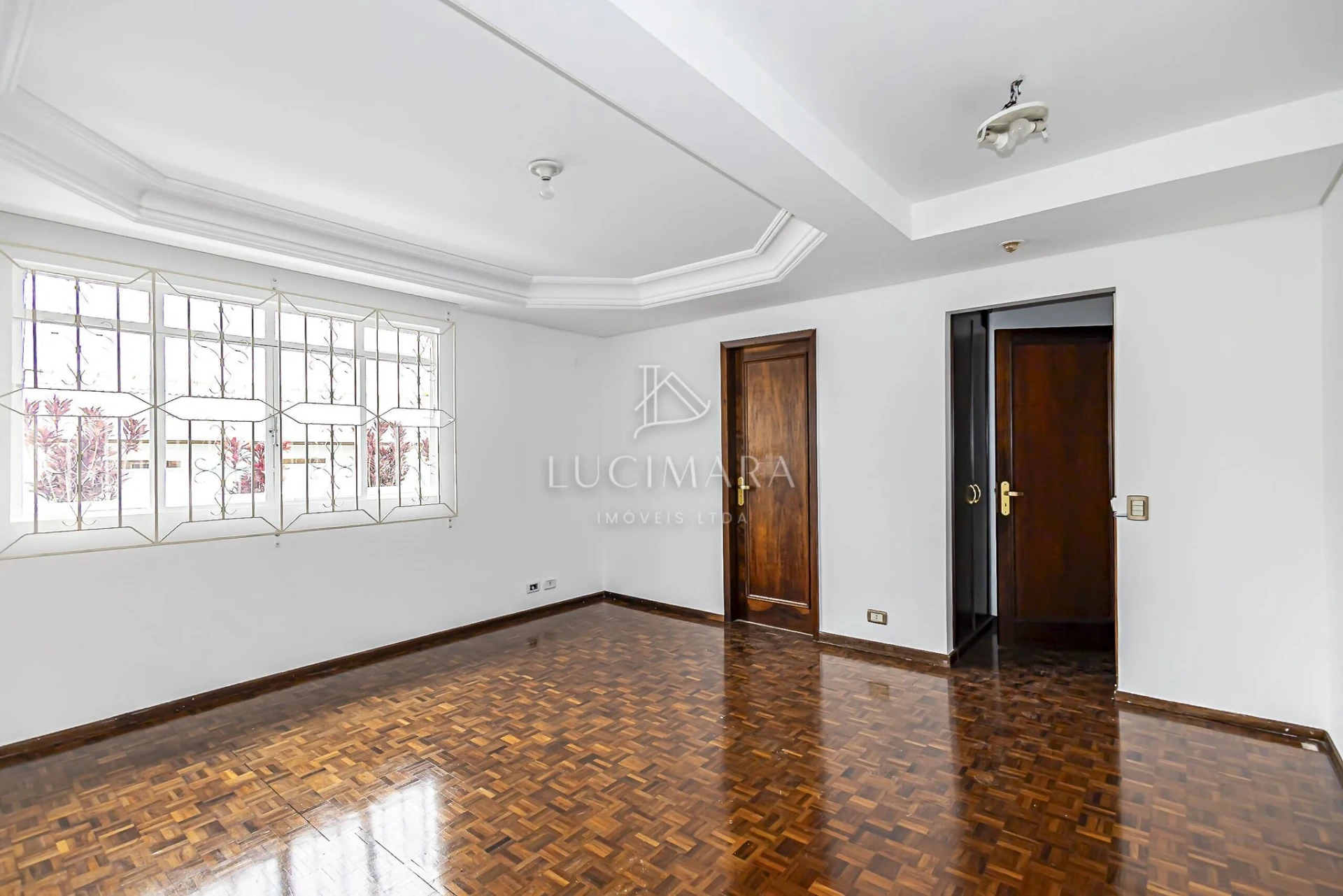Wood or laminate floors in a 2-bedroom house, 170 m² — photo 6