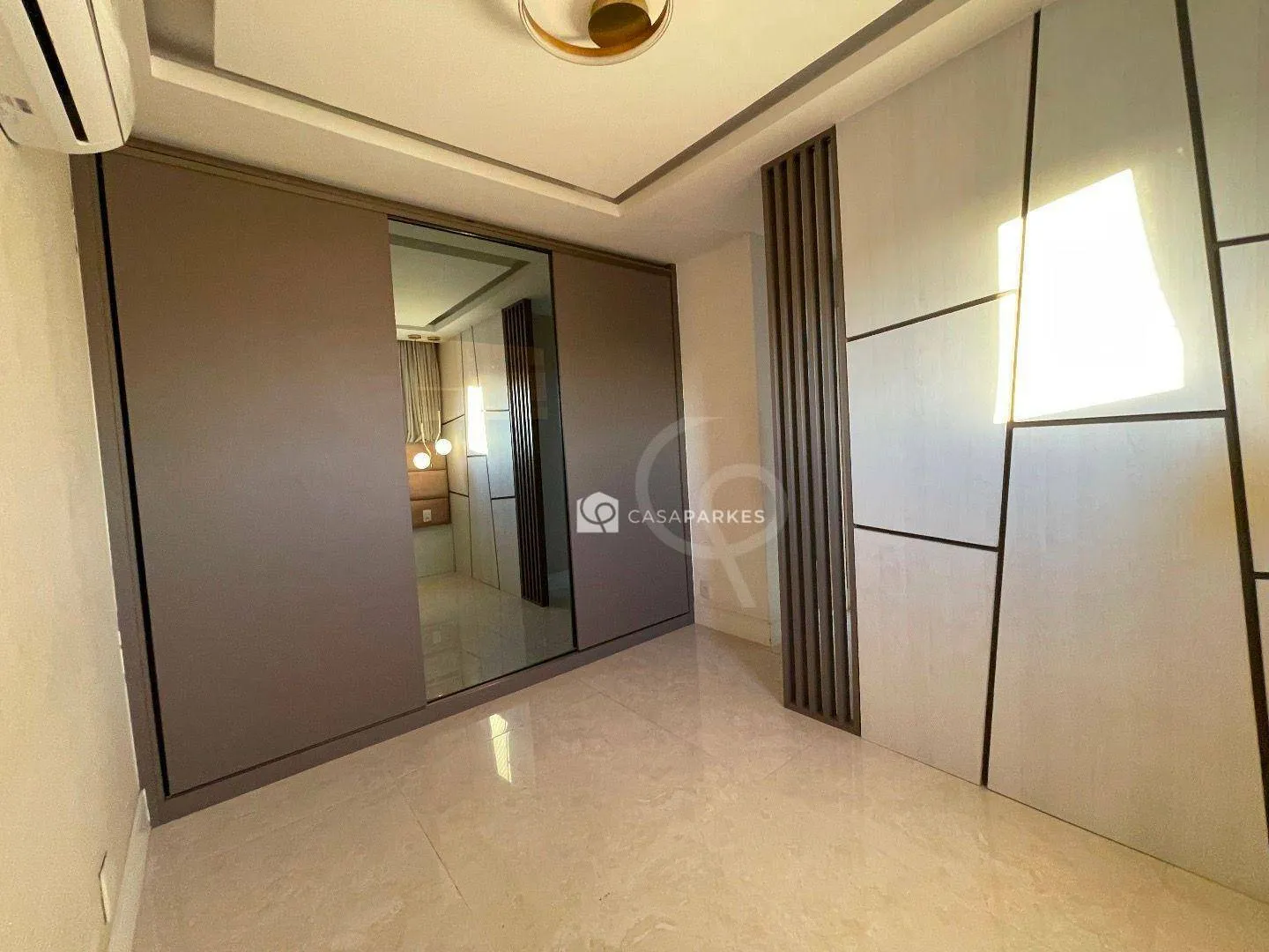 Balcony with a grill in a 3-bedroom apartment, 120 m² — photo 39