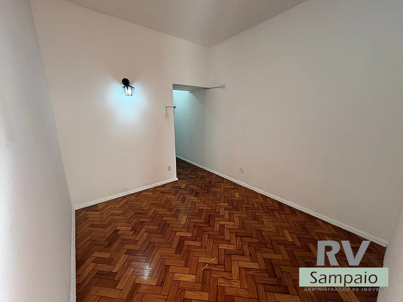 Wood or laminate floors in a one-bedroom apartment, 31 m² — photo 7