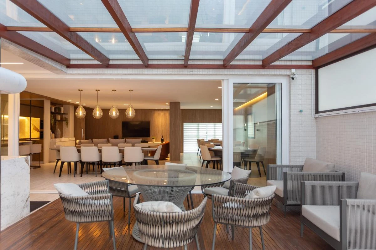 Glass-enclosed balcony in a 3-bedroom apartment, 297 m² — photo 5