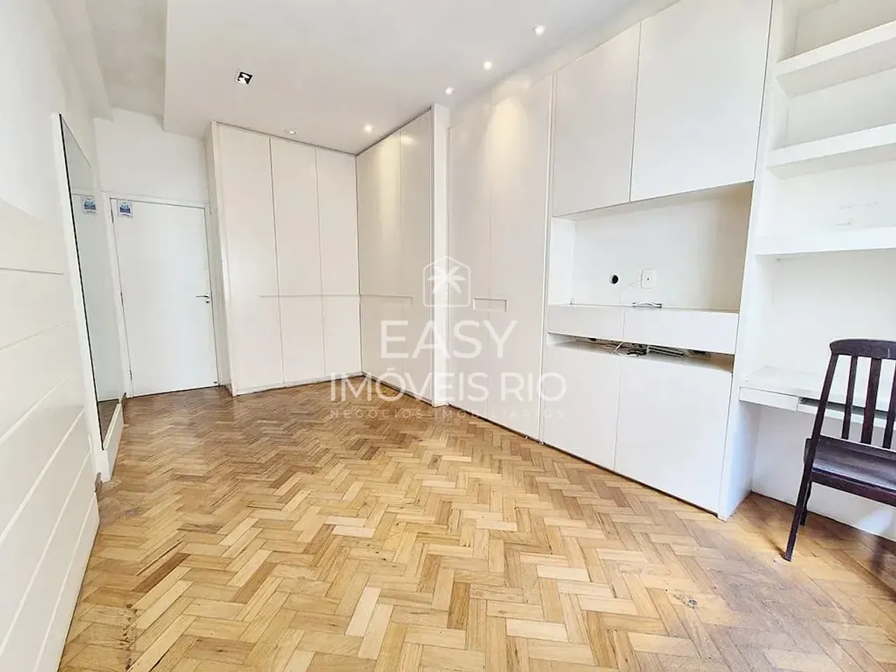 Apartamento sin amueblar con 4 dormitorios y balcón de vidrio — photo 16
