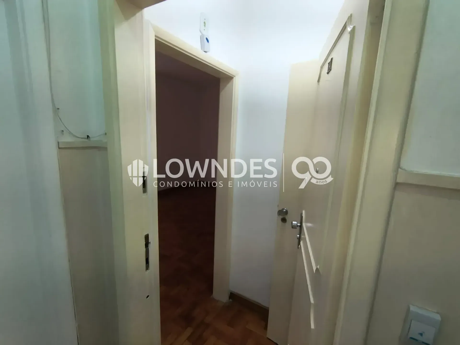 3-bedroom apartment with wood or laminate floors — photo 15