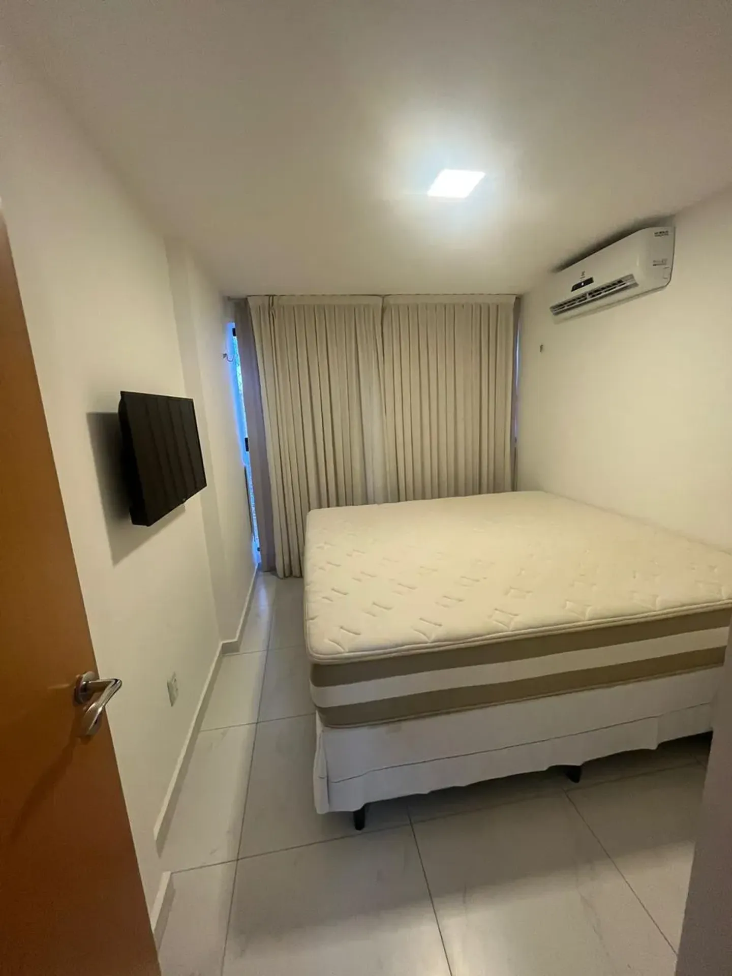 Furnished 1-bedroom apartment with private bathroom — photo 10