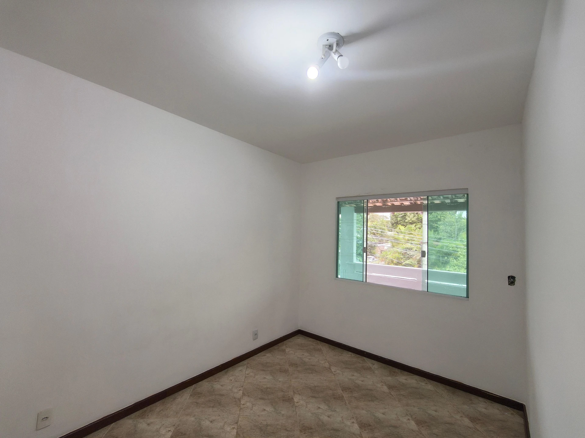 House with 3 bedrooms and an enclosed balcony — photo 15