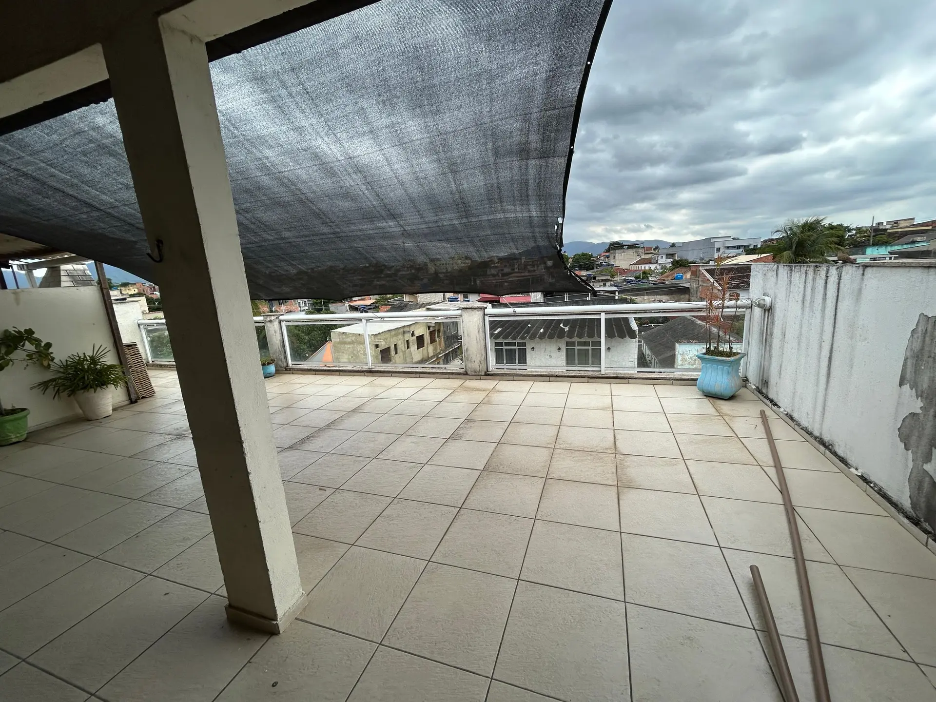 Balcony with a grill in a 3-bedroom apartment, 130 m² — photo 11