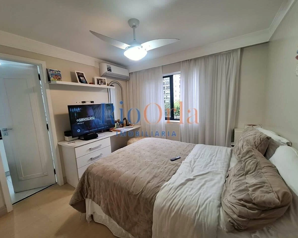 Floor-to-ceiling windows in a 4-bedroom apartment, 156 m² — photo 12