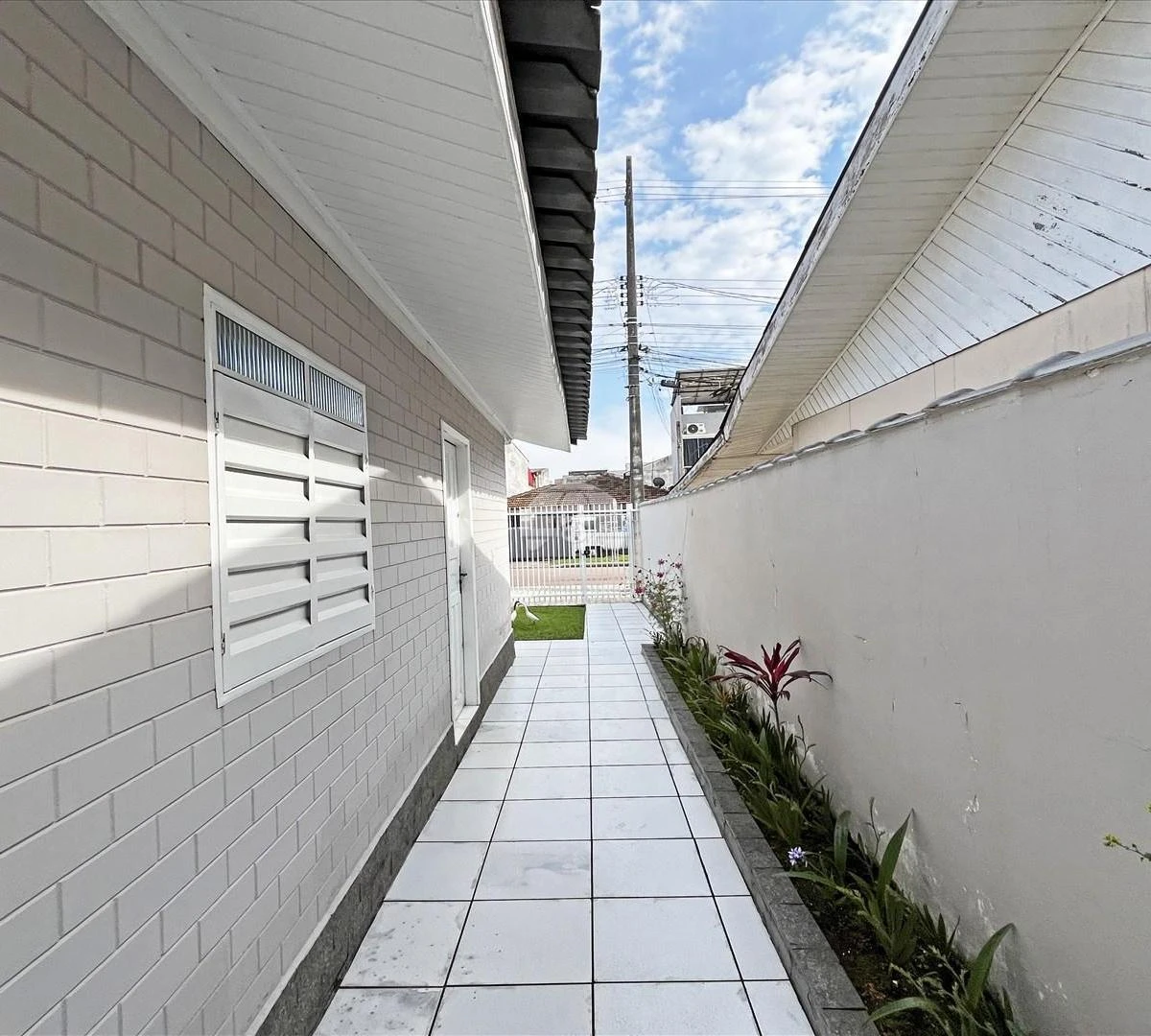 Balcony with a grill in a one-bedroom house, 40 m² — photo 12