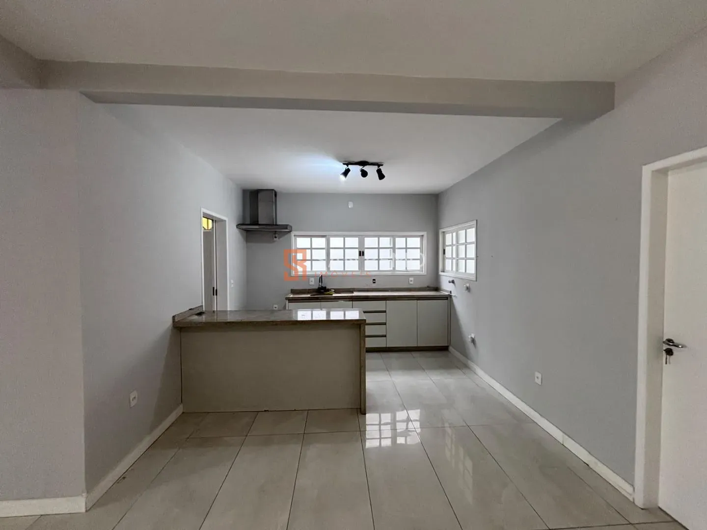 Casa 4 dormitórios com 1 suíte e 4 banheiros em 171 m²