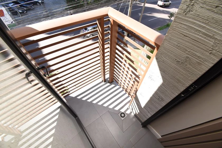 Furnished studio with a balcony and compact kitchenette — photo 11