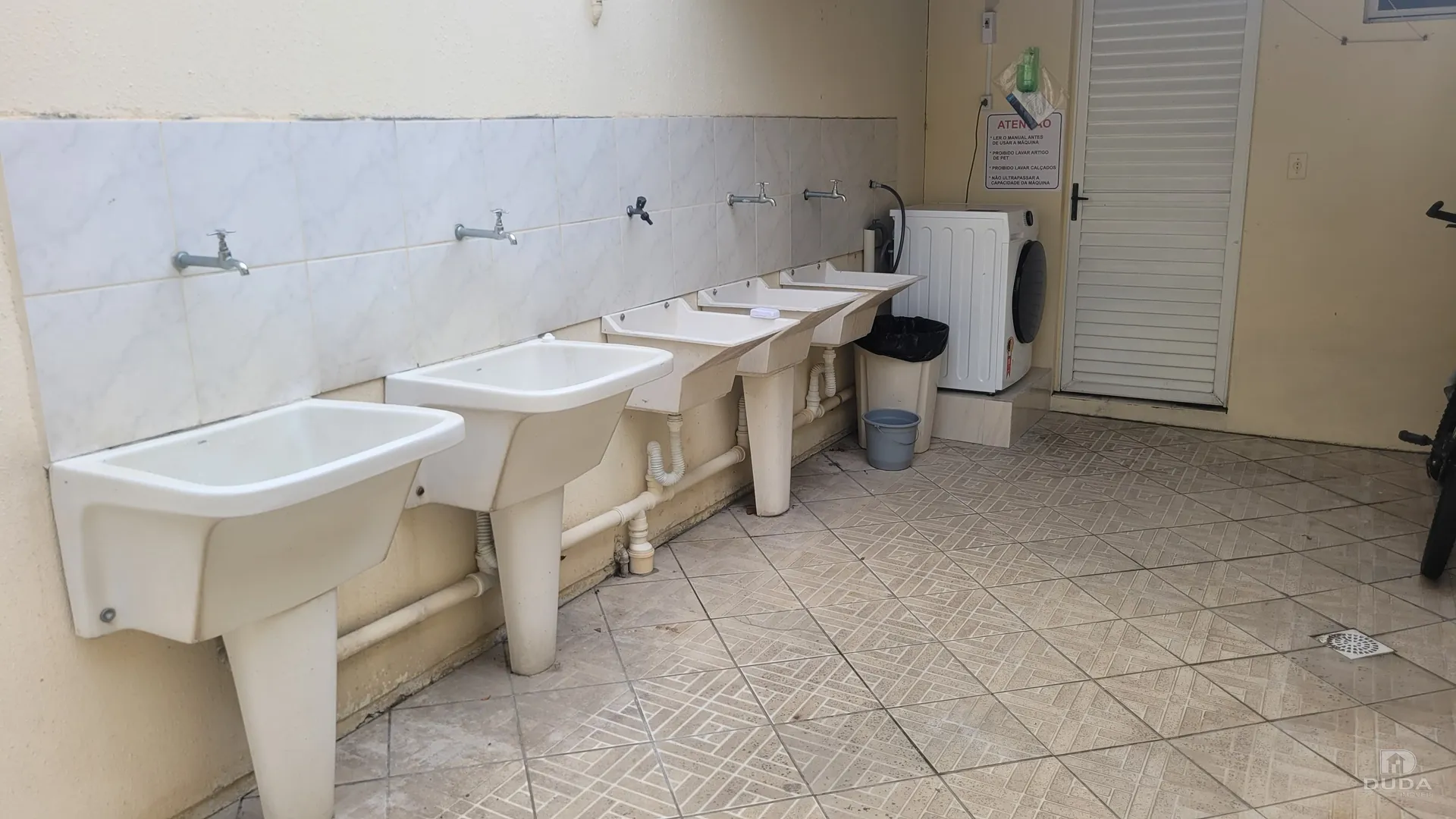 25 m² studio with compact kitchenette and 1 bathroom — photo 4