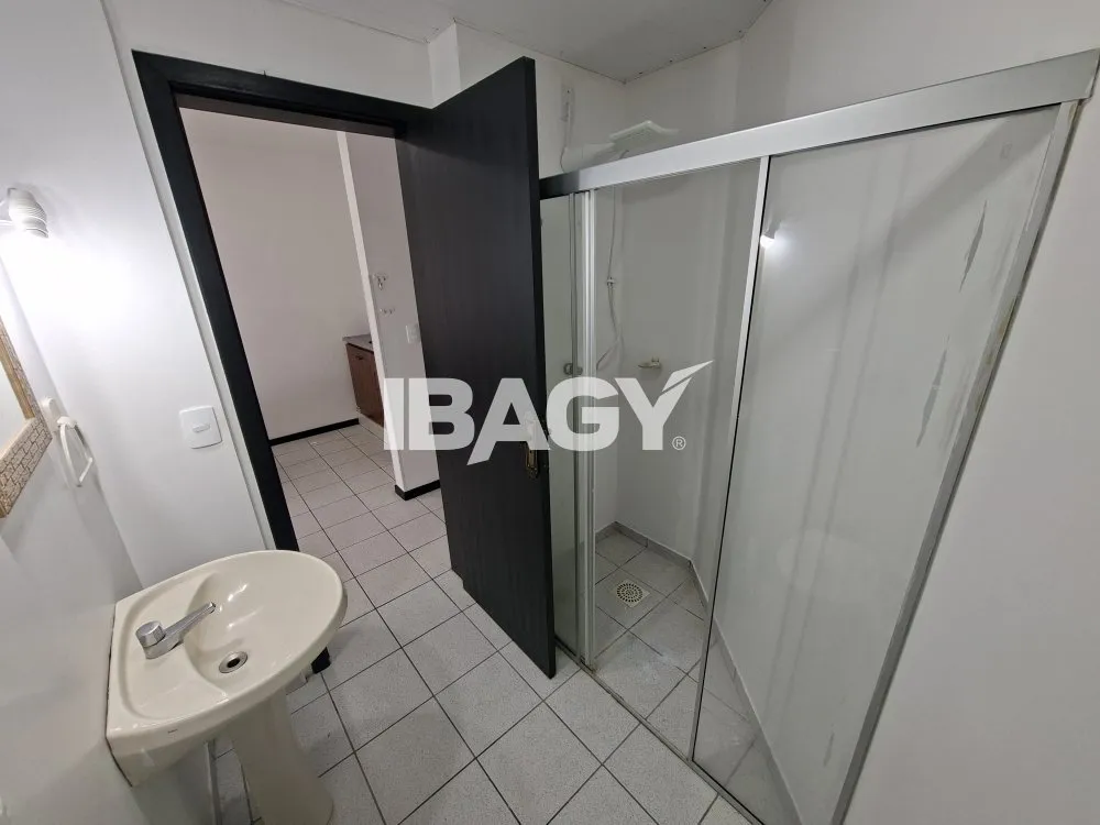 1-bedroom apartment with kitchenette and tiled bathroom — photo 8