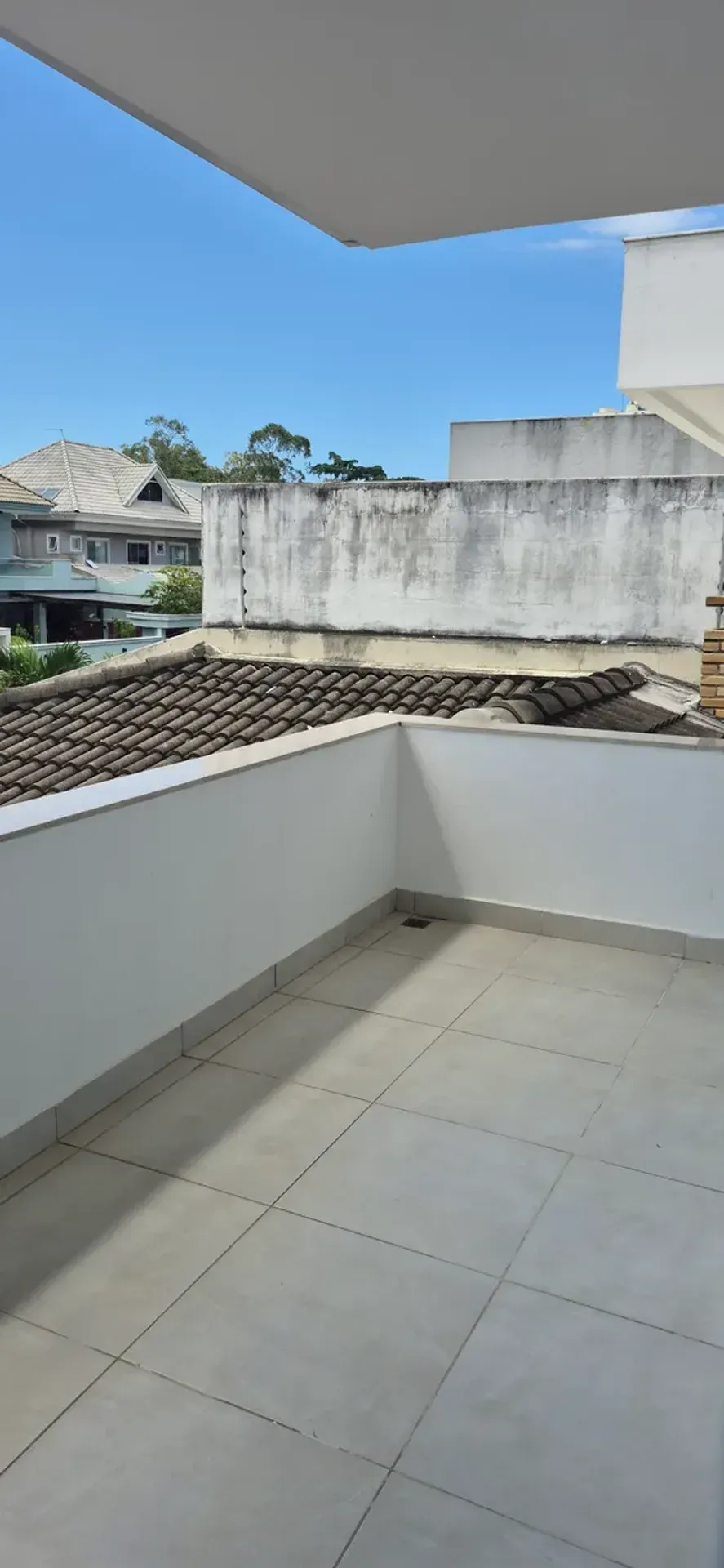 Furnished triplex house with 5 bedrooms and 300 m² — photo 32