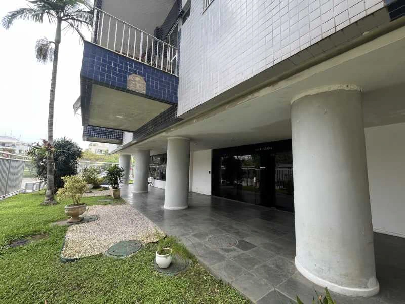 3-bedroom apartment in a building with a pool — photo 26