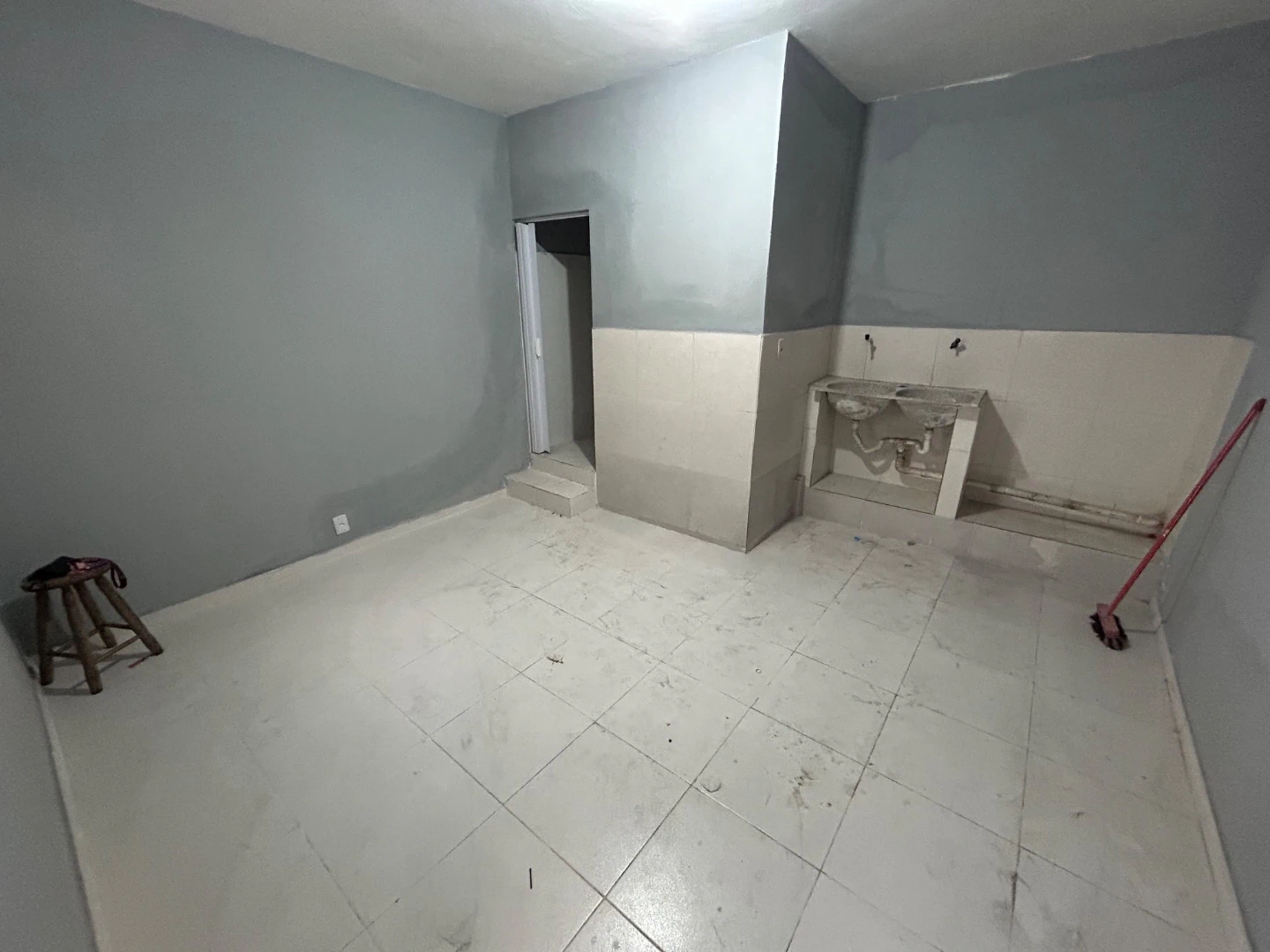 Unfurnished studio with 1 bedroom and a compact kitchenette — photo 3