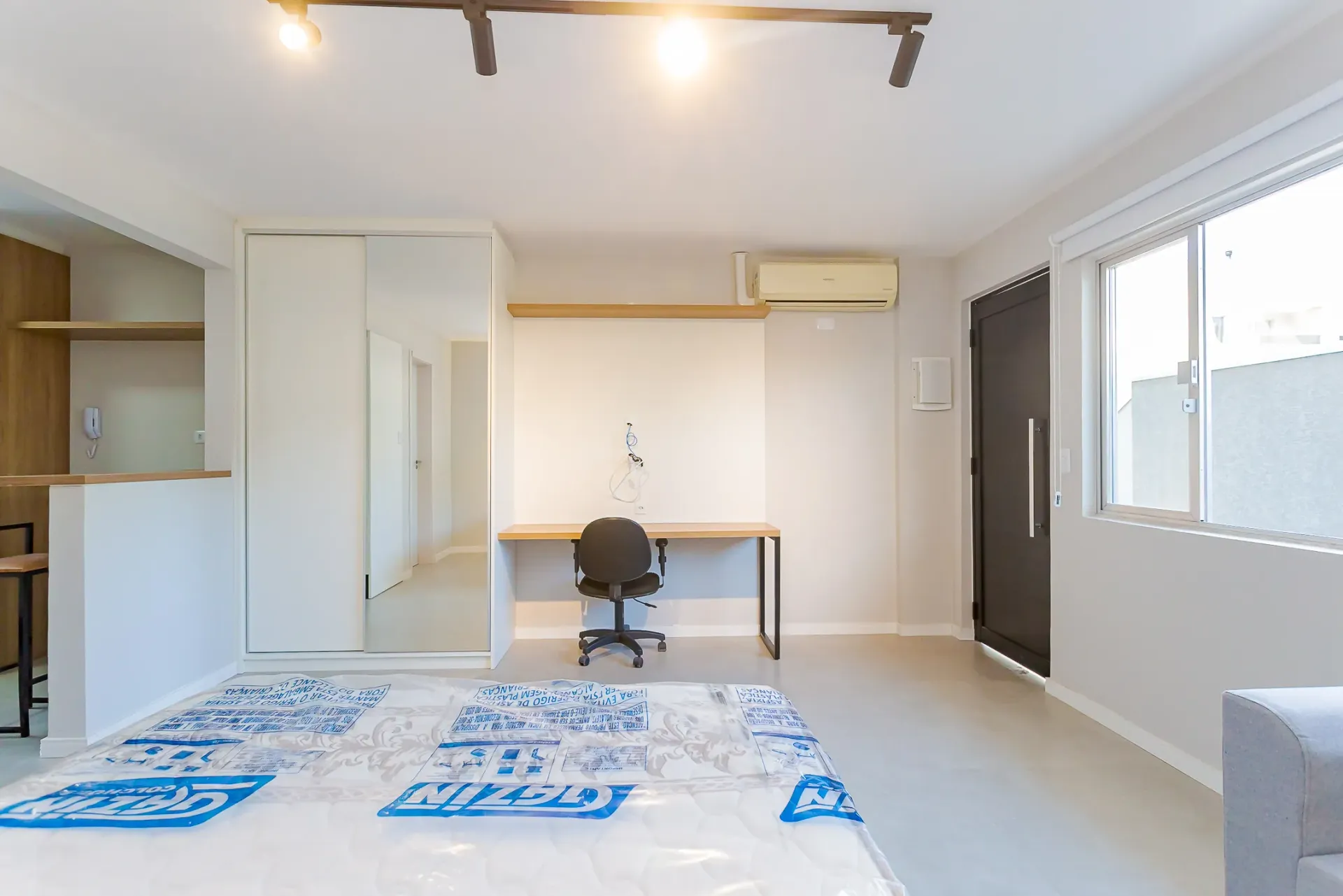 Furnished studio with glass shower and 1 parking spot — photo 21