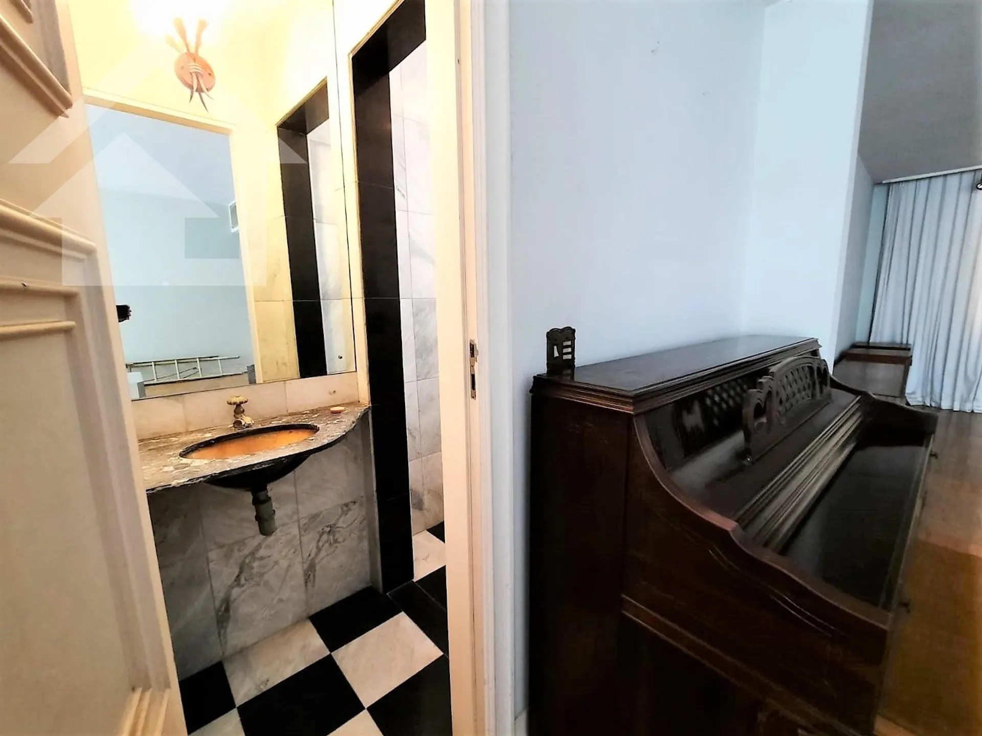 525 m² apartment with a home office and a bathtub — photo 57