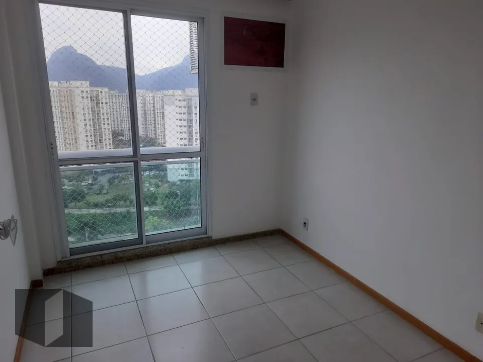 3-bedroom apartment with balcony and city views — photo 6