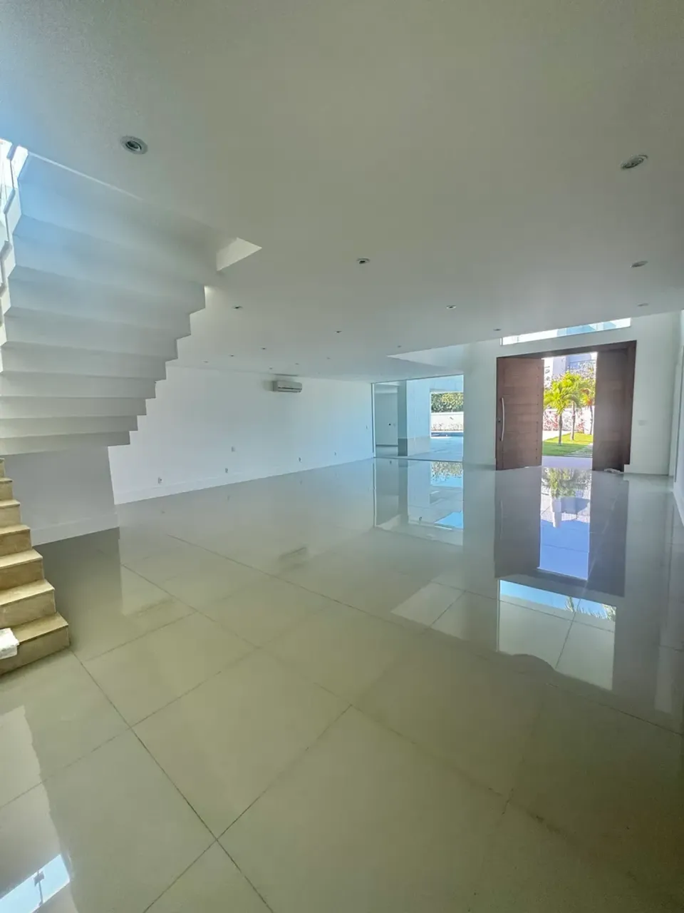 Unfurnished house with 5 bedrooms and 5 bathrooms — photo 4