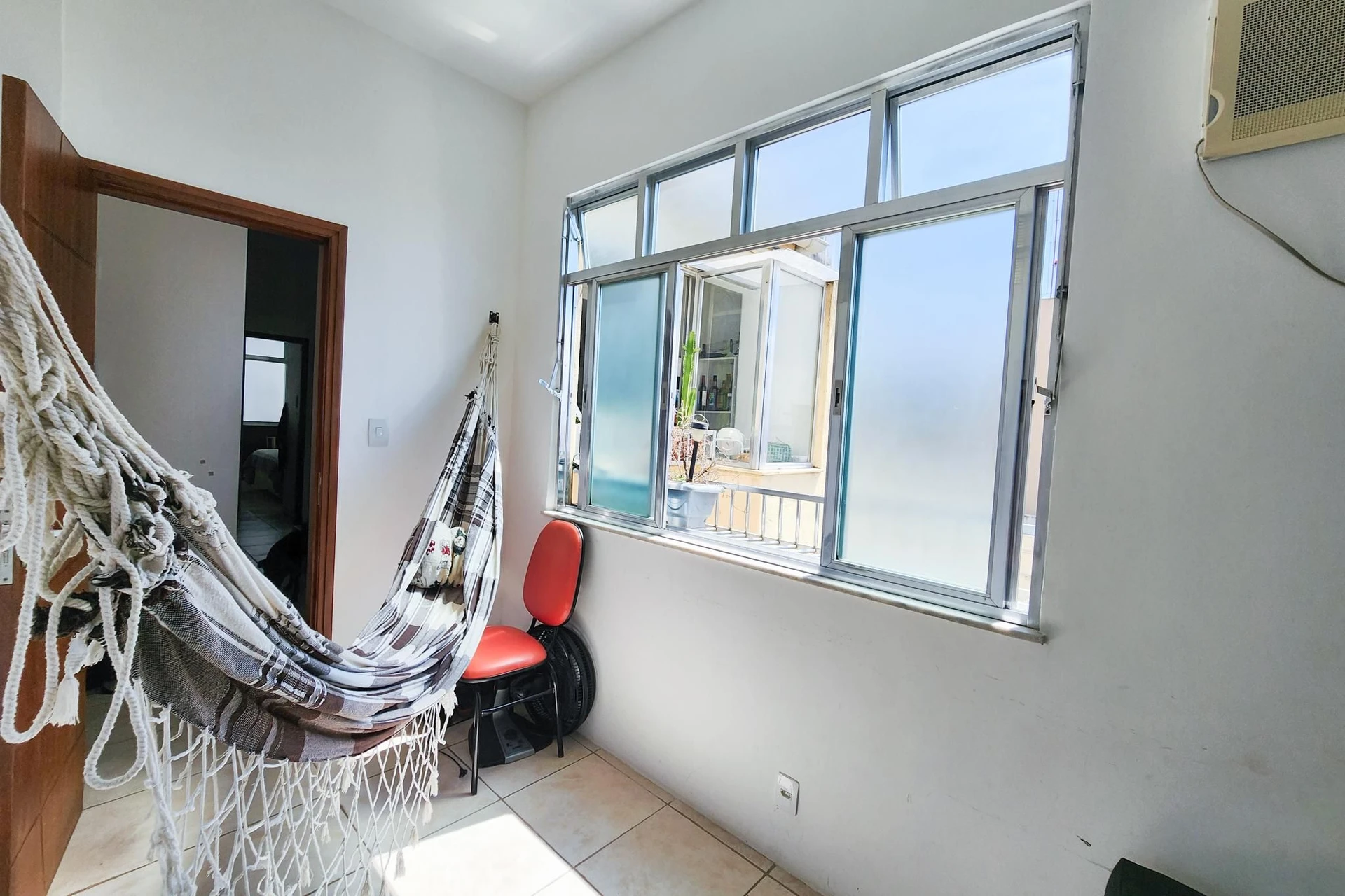 Furnished apartment with 2 bedrooms and 1 bathroom — photo 9