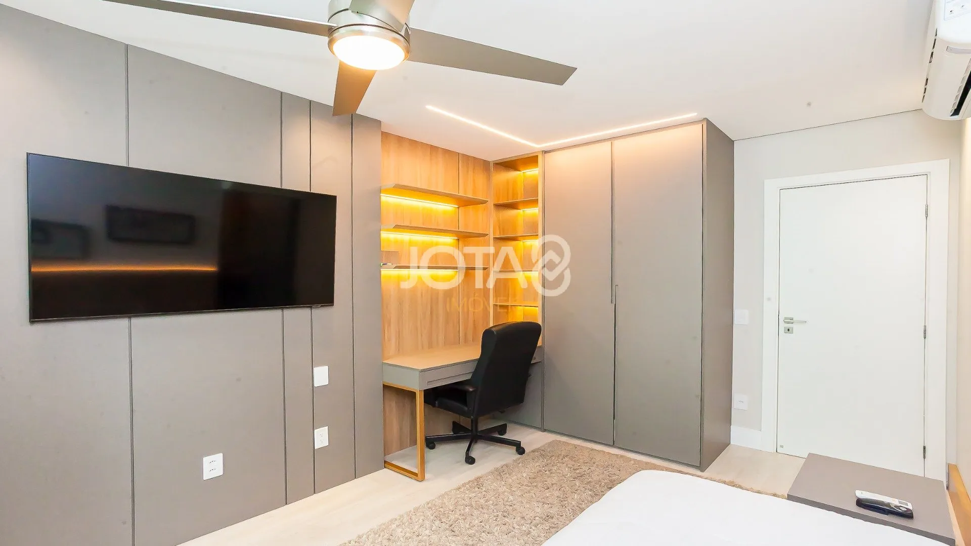 199 m² apartment with 2 bedrooms and a suite, 2 parking — photo 32