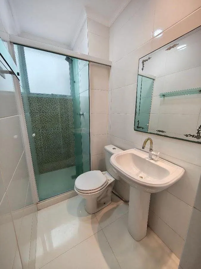 2-bedroom apartment in a building with a gym — photo 4