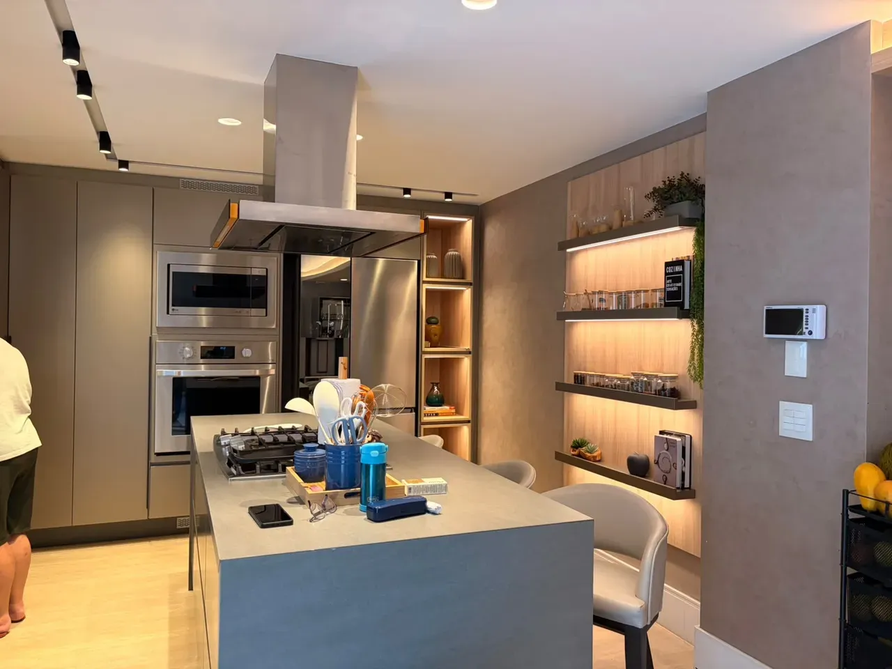 373 m² house with a home office and a grill on the balcony — photo 31