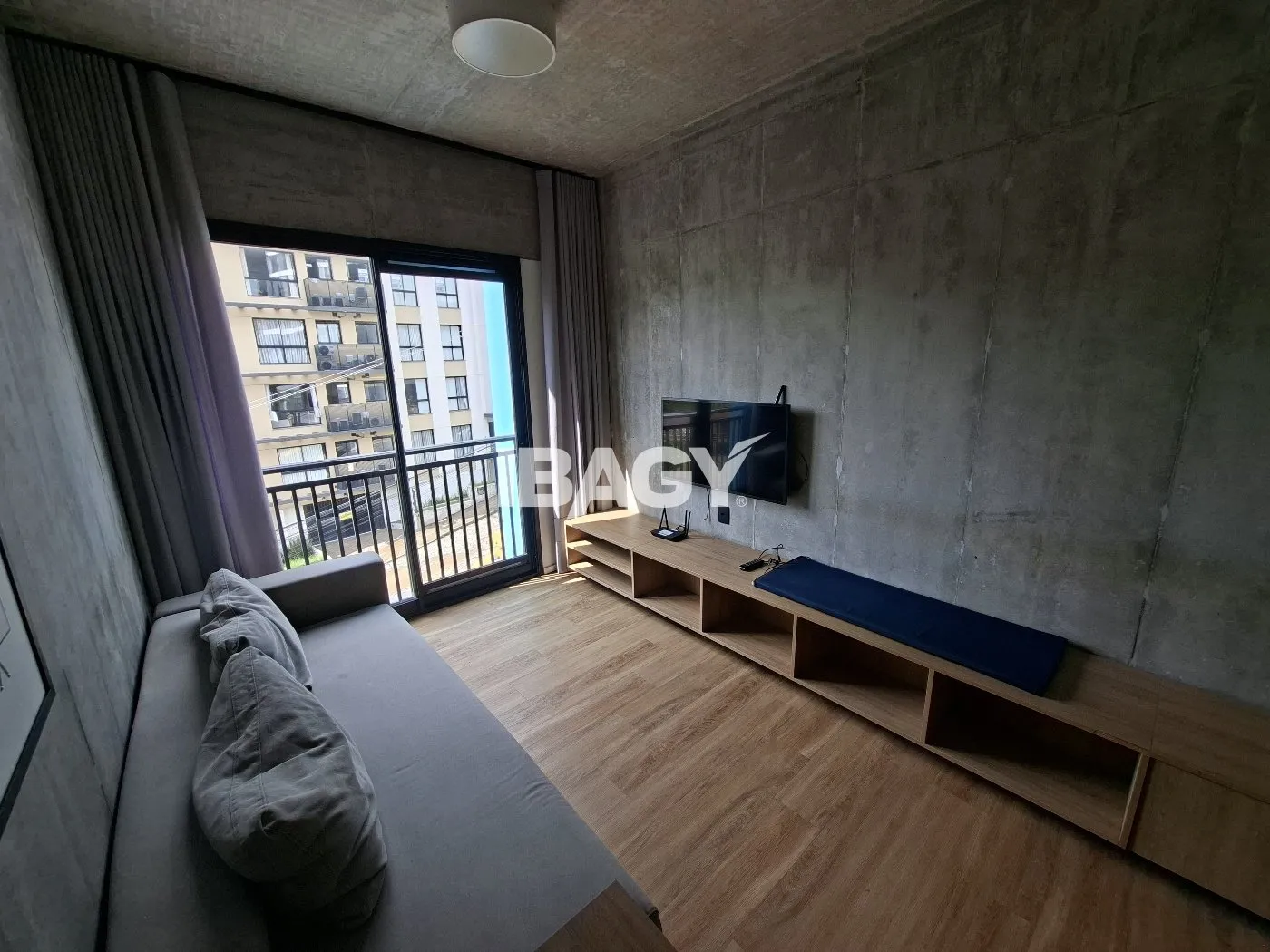 Furnished apartment, 85 m², with floor-to-ceiling windows