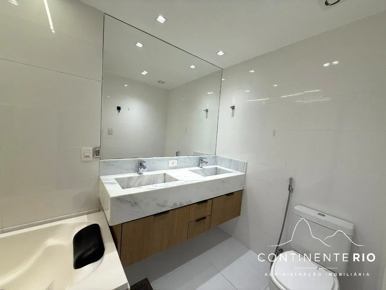 3-bedroom apartment with 4 bathrooms and a glass balcony — photo 16