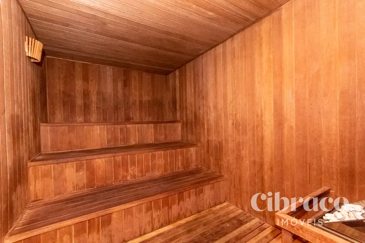 Balcony with a grill in a 4-bedroom apartment, 131 m² — photo 57