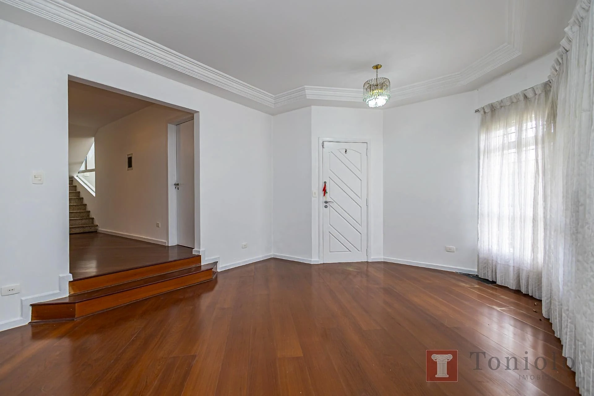 380 m² house with a bathtub and a walk-in closet — photo 14