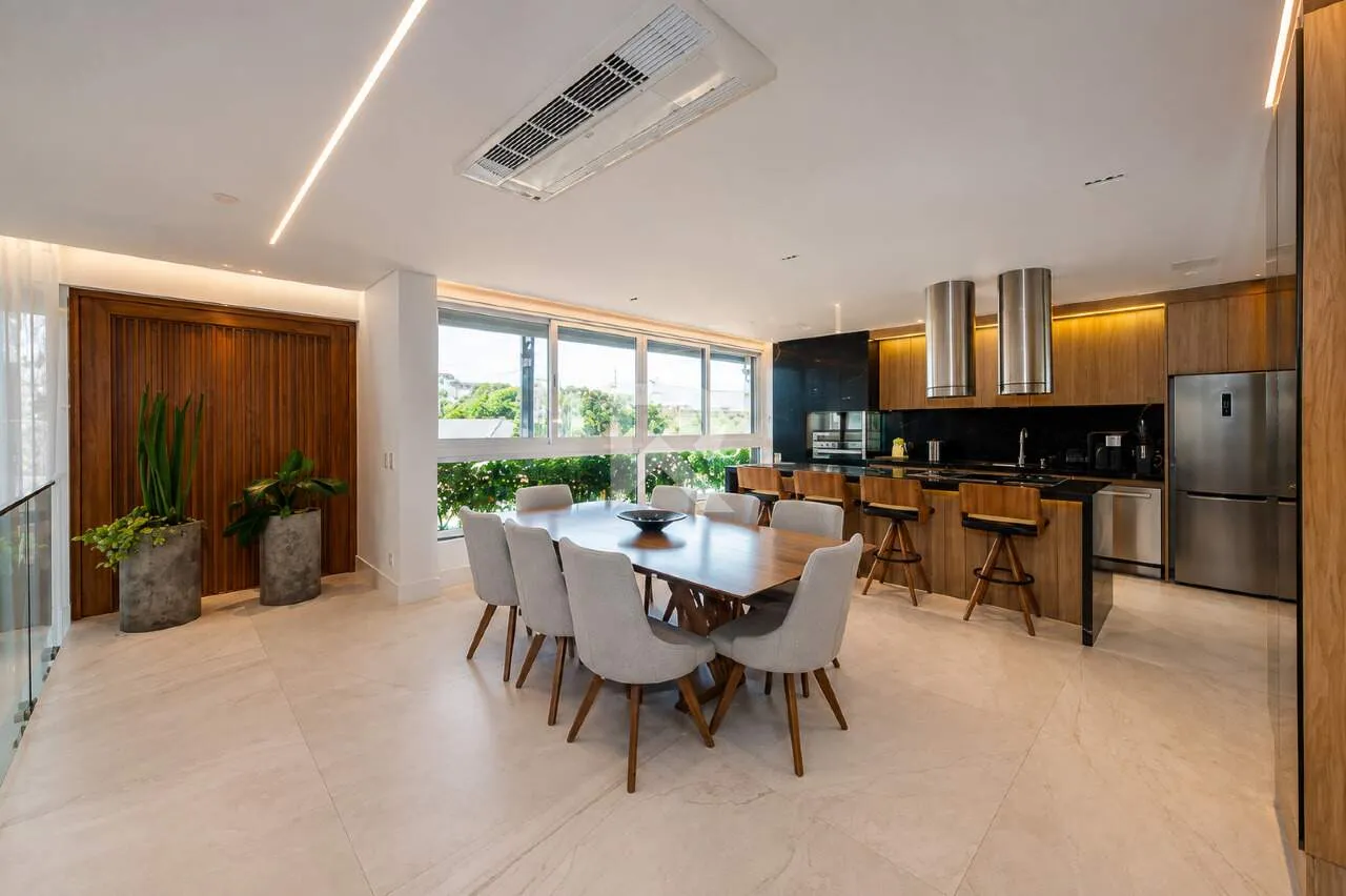 Furnished 635 m² house with 4 en-suite bedrooms and parking — photo 6