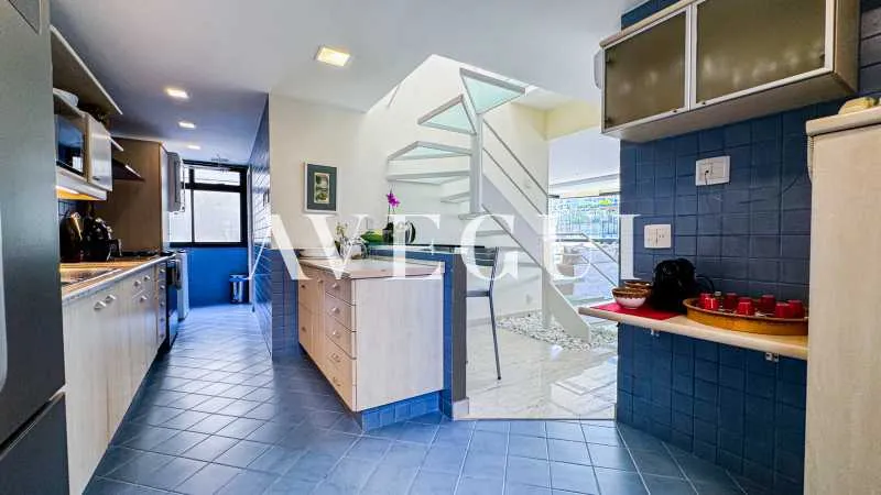 4-bedroom apartment in a building with a pool — photo 27