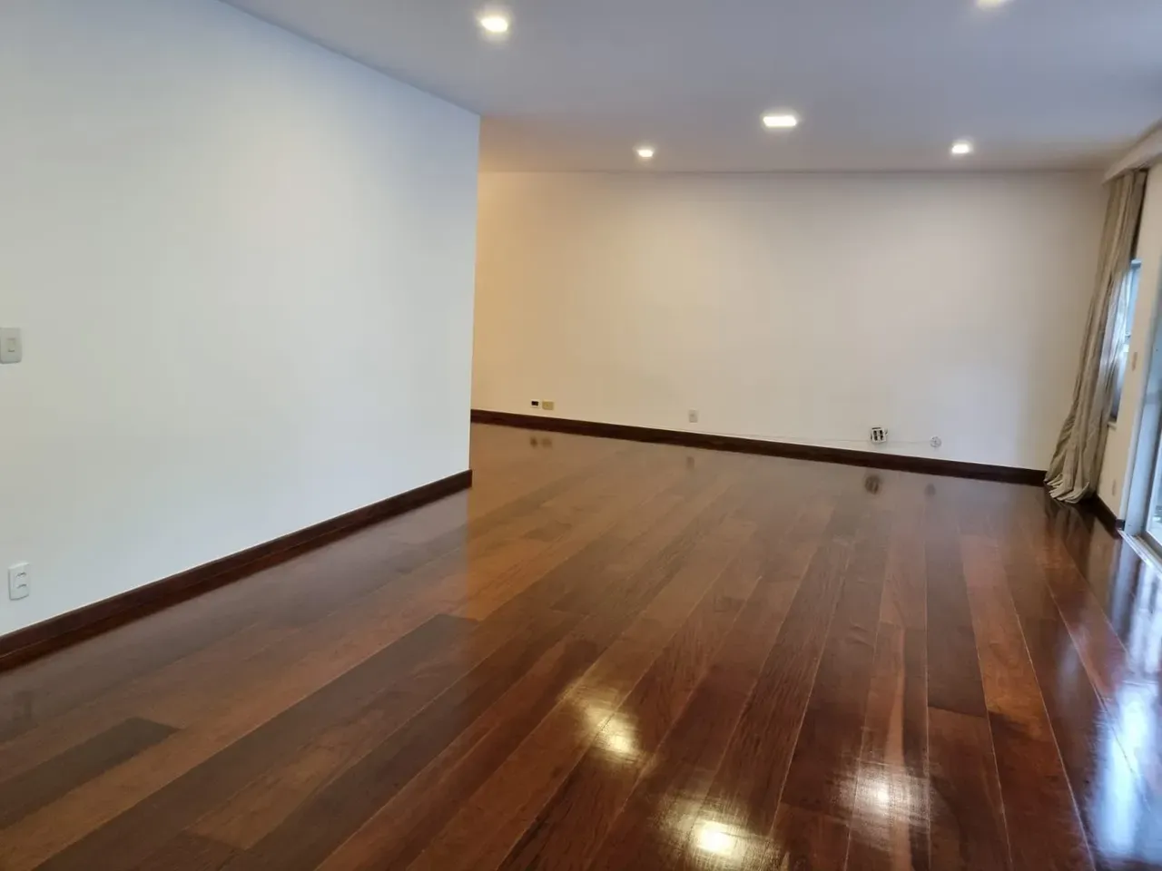 Walk-in closet in a 4-bedroom apartment, 185 m² — photo 3