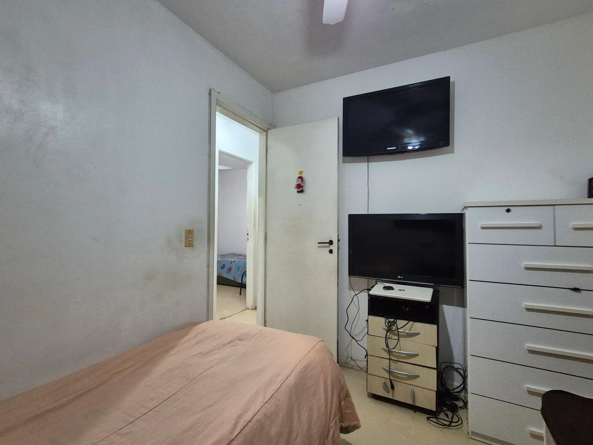 Furnished apartment with 3 bedrooms, 1 suite and balcony — photo 32